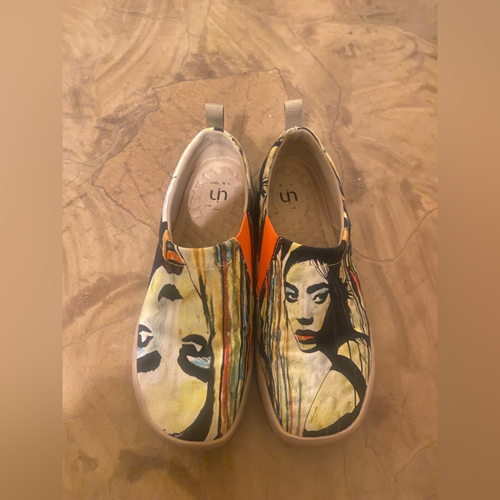 UIN “NO STRINGS ATTACHED’’ shoe size 9